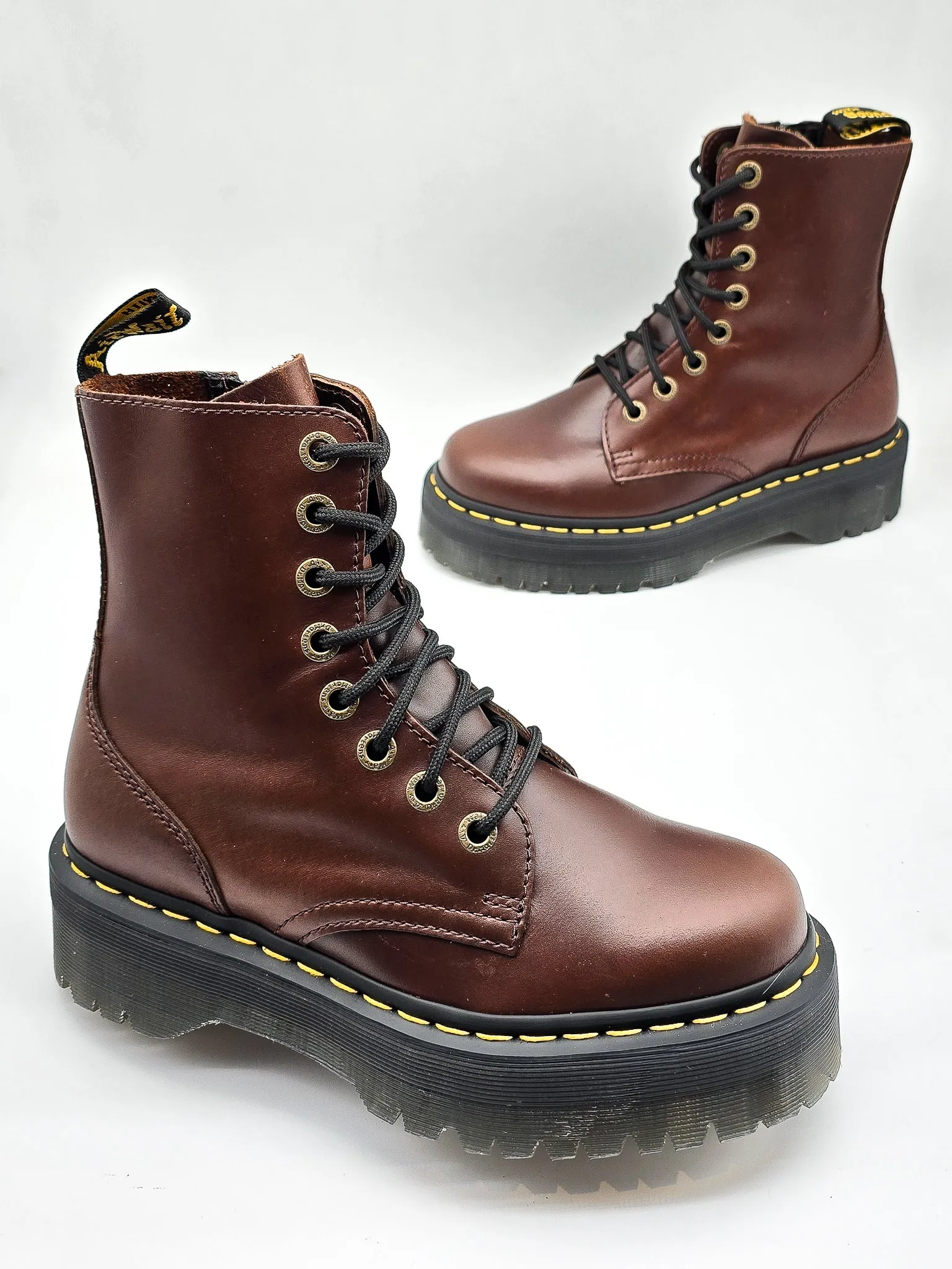 DR. MARTENS JADON BROWN PULL UP