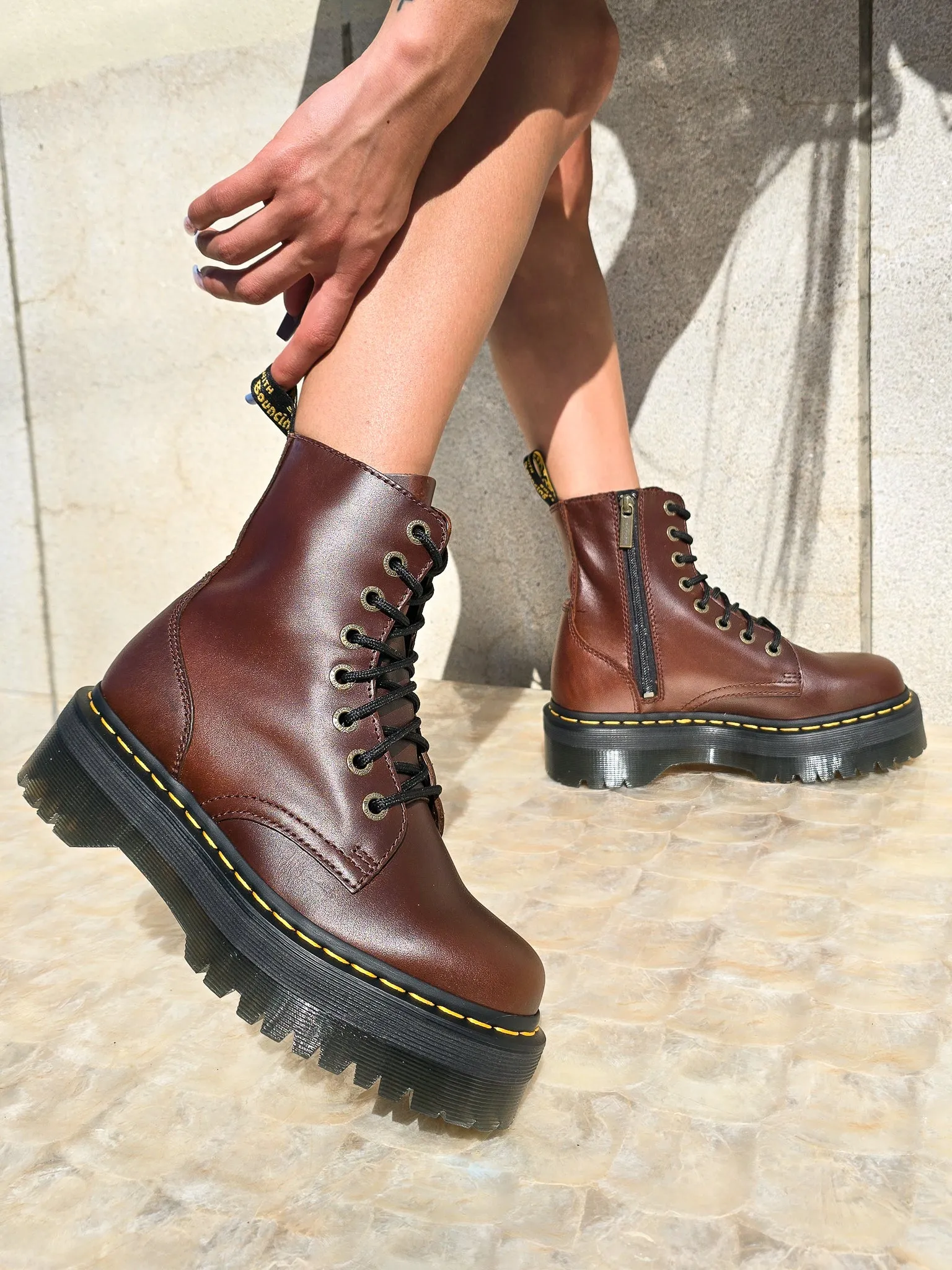 DR. MARTENS JADON BROWN PULL UP