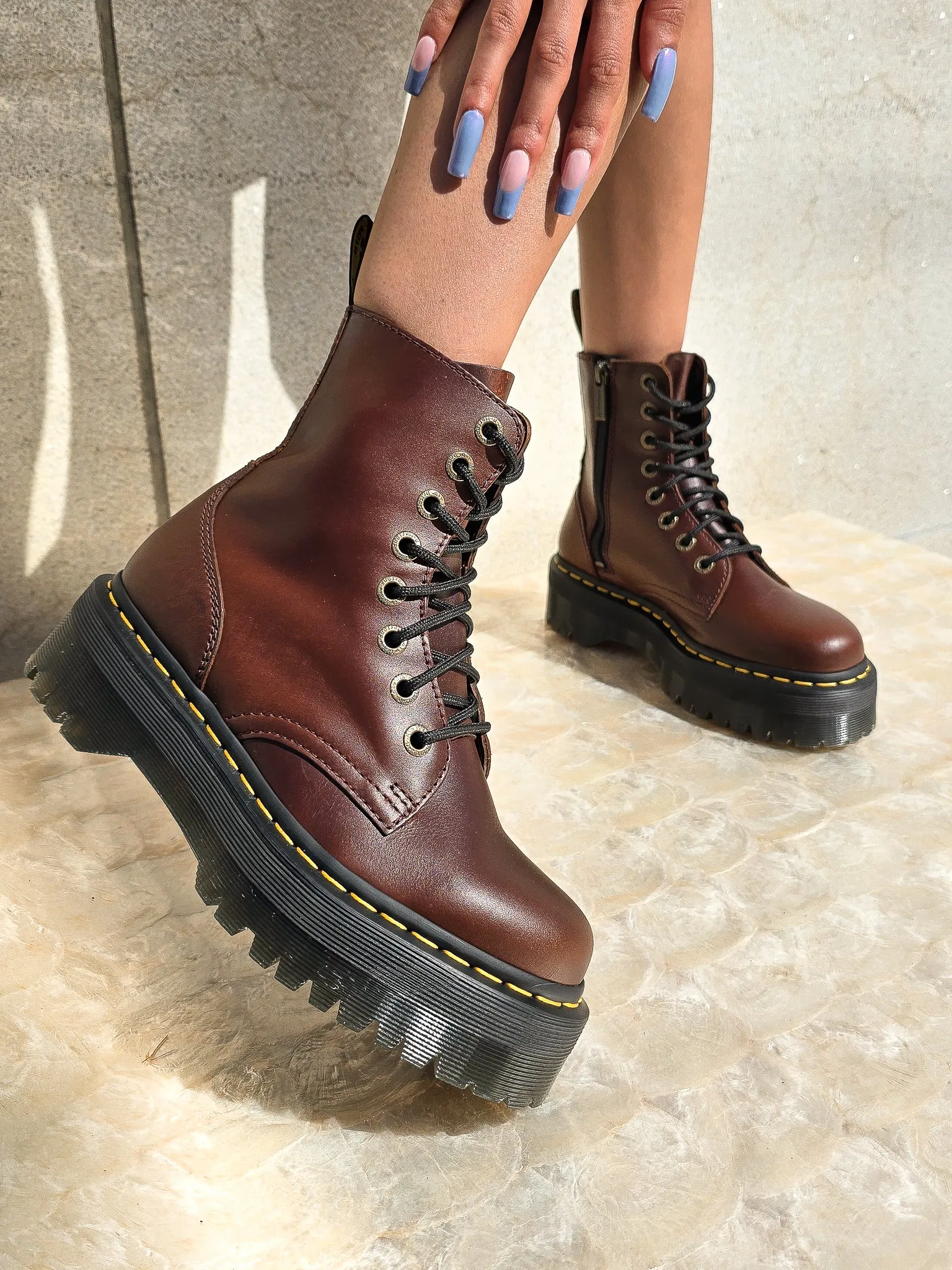 DR. MARTENS JADON BROWN PULL UP